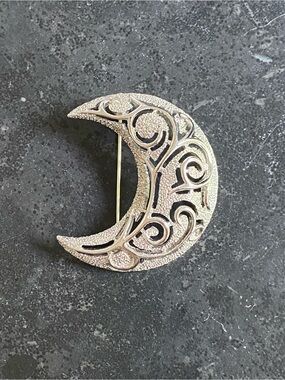Vintage Sarah Coventry “Vienna Nights” Filigree Crescent Moon Domed Brooch
